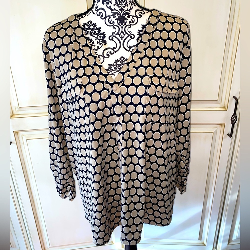George Size XXL (20) Tan Circles Outlined in White on a Black Blouse